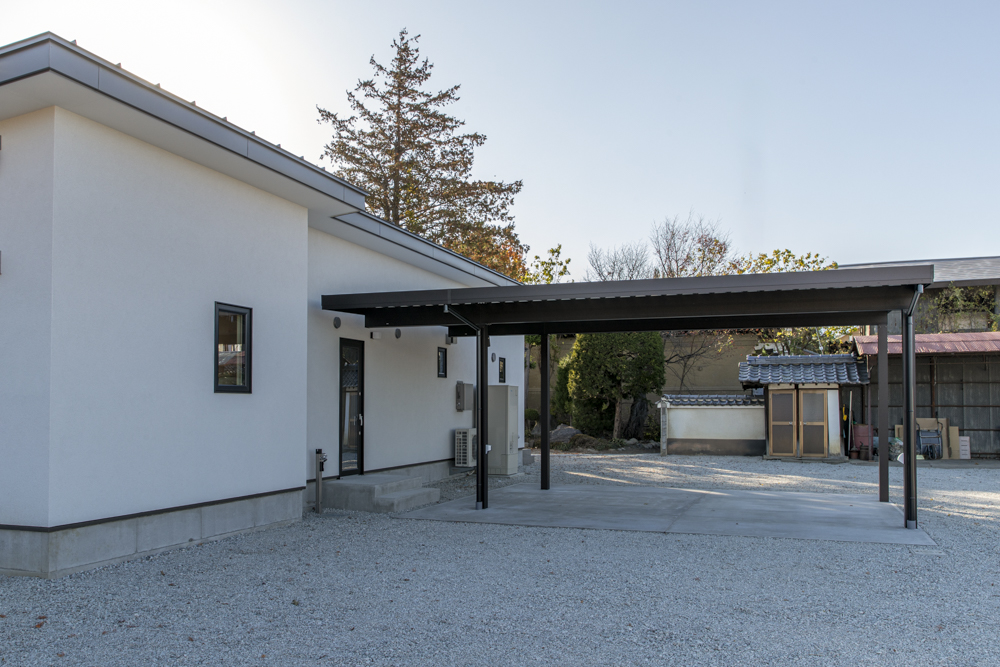 カーポートから勝手口２