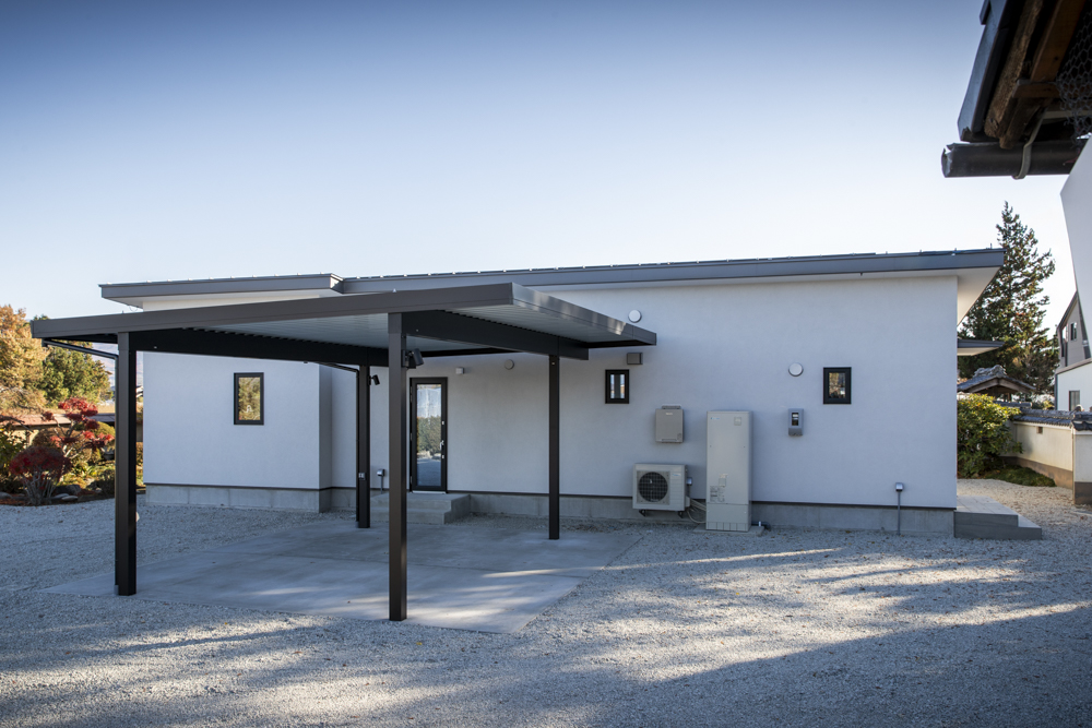 カーポートから勝手口３