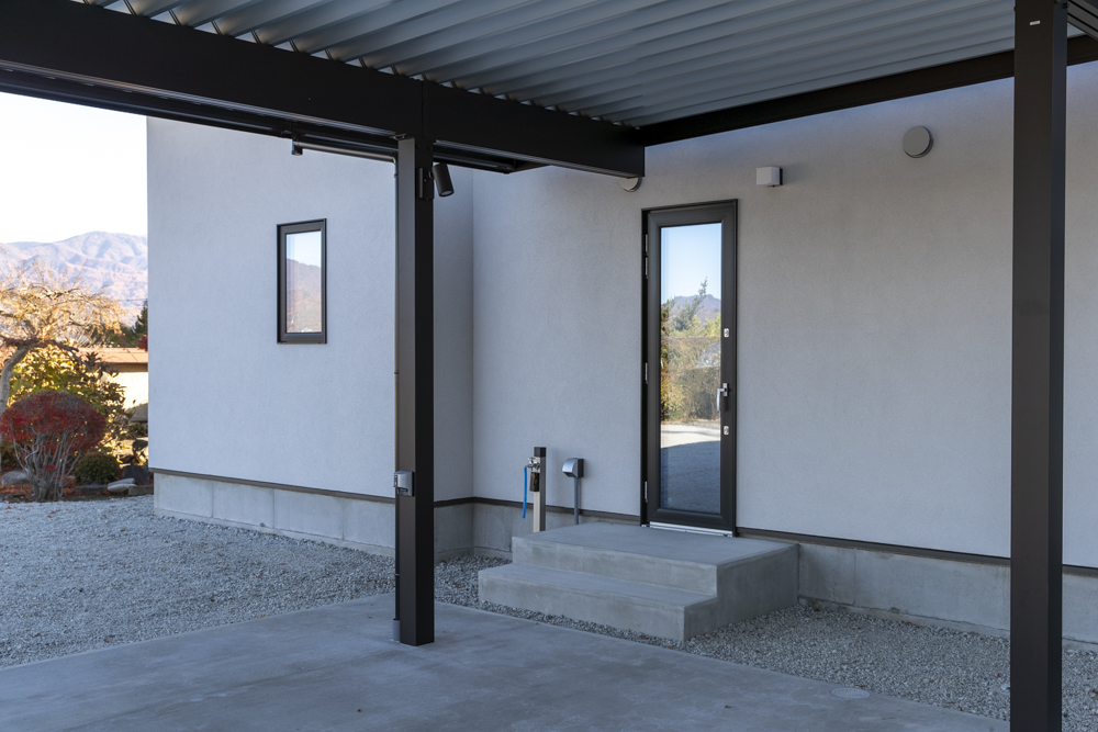 カーポートから勝手口１