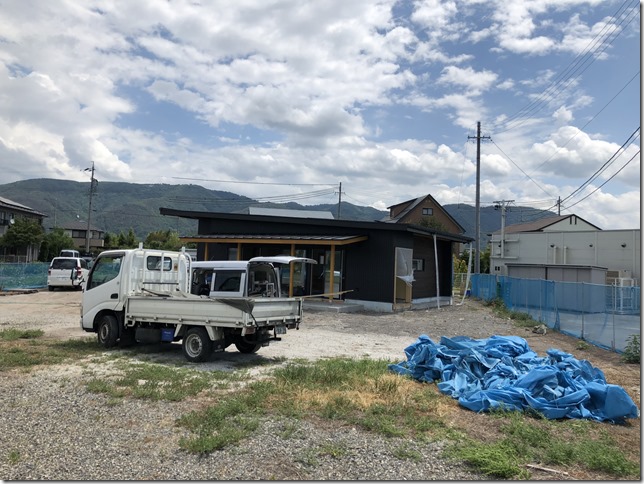 安曇野いろりはやかわ家　遠景　ガルバリウム鋼板　店舗　英設計　オープンシステム