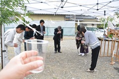 地鎮祭　御神酒で乾杯　英設計の家づくり