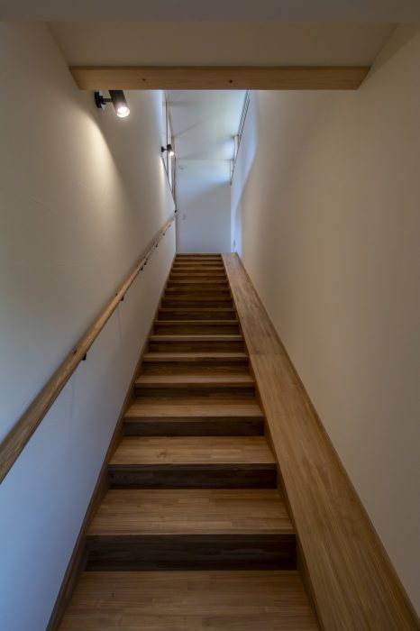 デイベッドとダウンリビングで、のんびりと暮らす高台のロケーションハウス