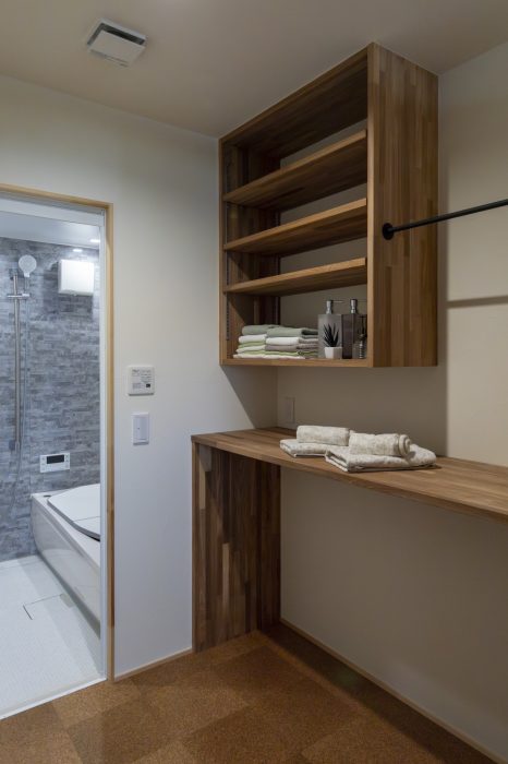 デイベッドとダウンリビングで、のんびりと暮らす高台のロケーションハウス