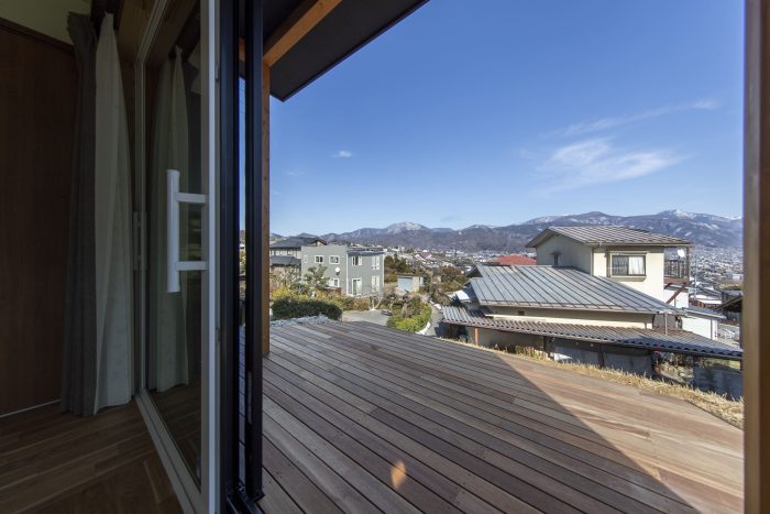 デイベッドとダウンリビングで、のんびりと暮らす高台のロケーションハウス