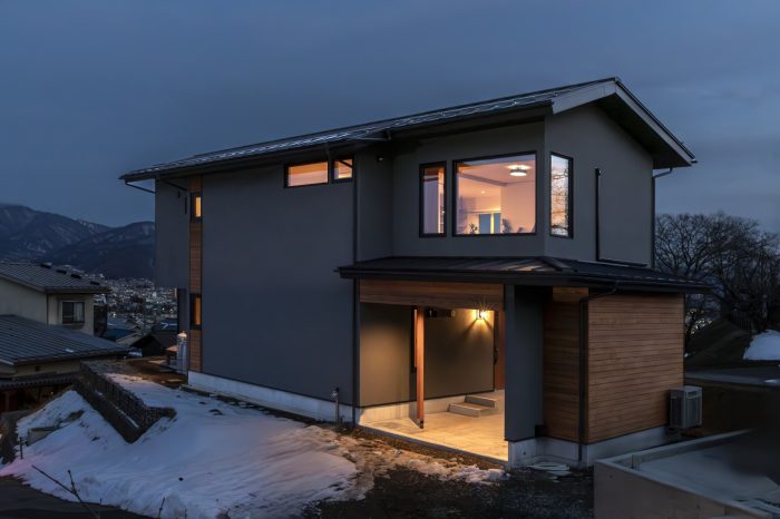 デイベッドとダウンリビングで、のんびりと暮らす高台のロケーションハウス