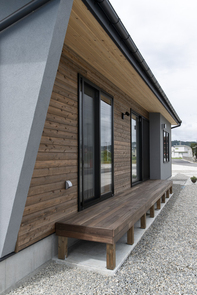 ダイニングから北アルプスと季節を感じる小上がりタタミのある平屋の住まい