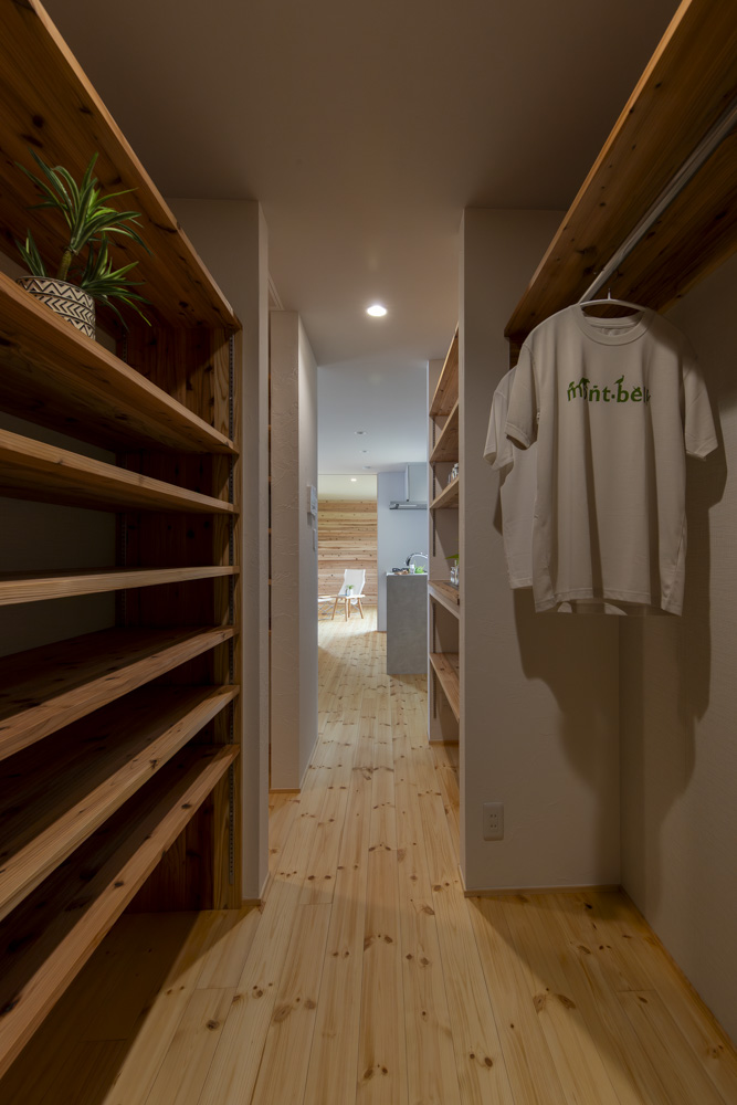 ダイニングから北アルプスと季節を感じる小上がりタタミのある平屋の住まい