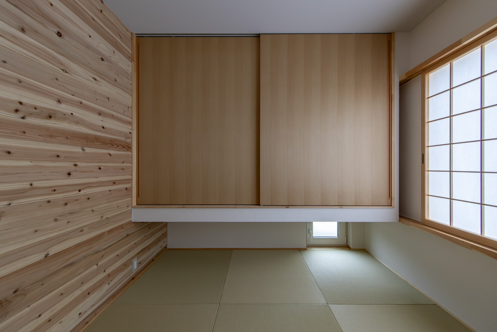 ダイニングから北アルプスと季節を感じる小上がりタタミのある平屋の住まい