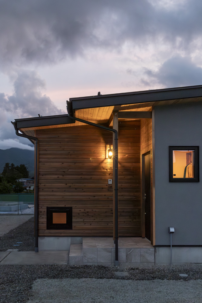 ダイニングから北アルプスと季節を感じる小上がりタタミのある平屋の住まい