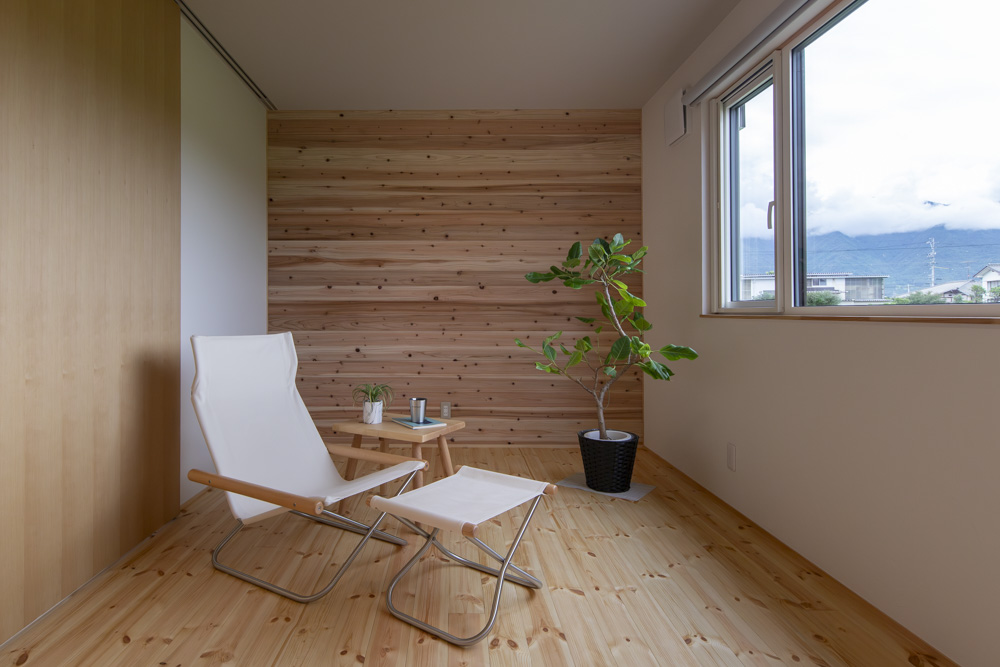 ダイニングから北アルプスと季節を感じる小上がりタタミのある平屋の住まい