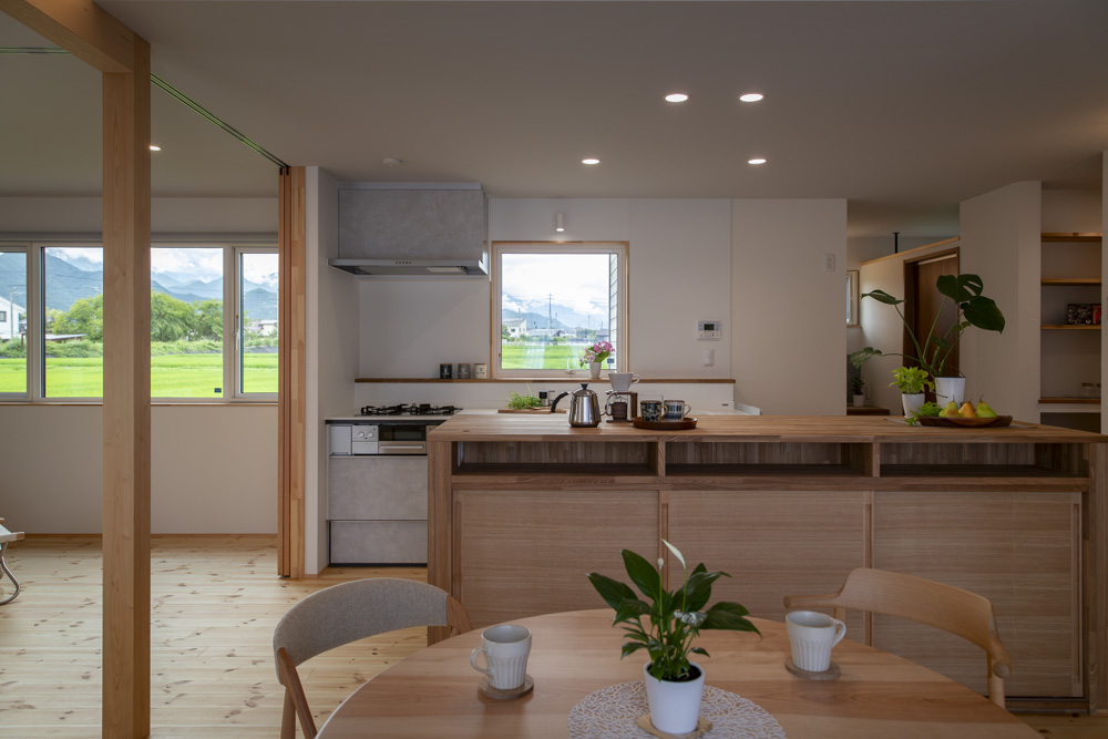 ダイニングから北アルプスと季節を感じる小上がりタタミのある平屋の住まい