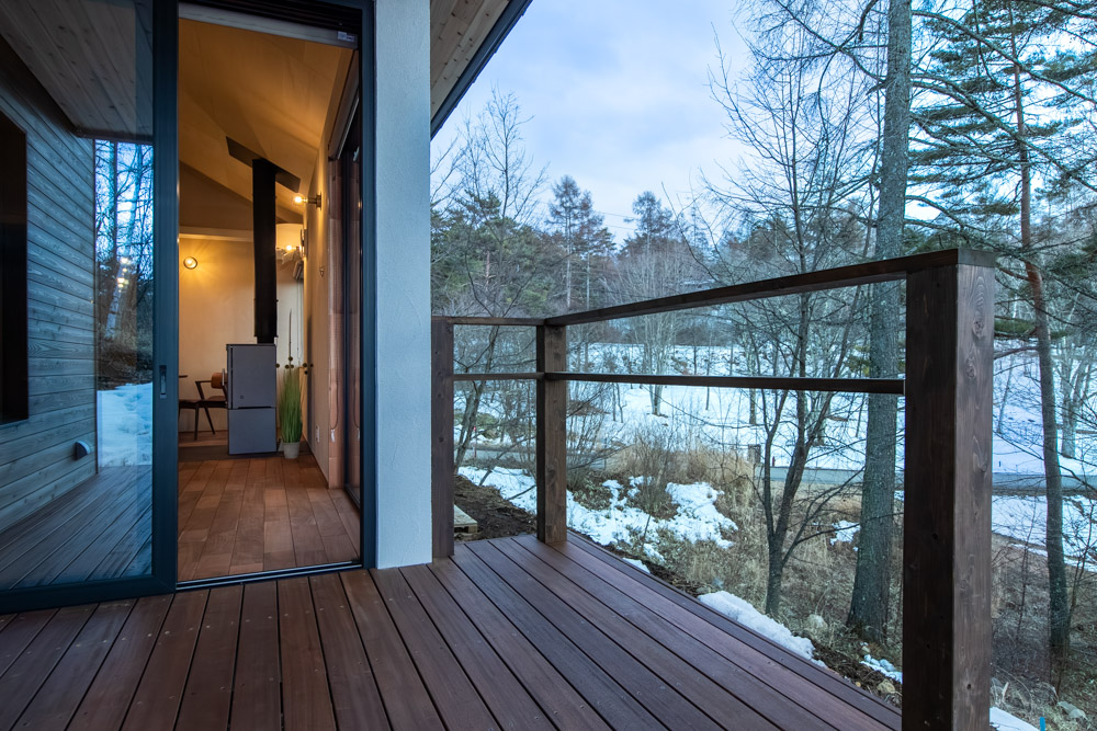 森を見てコーヒーを愉しむ暮らし。ロフトと小上がり和室のある薪ストーブライフの住まい