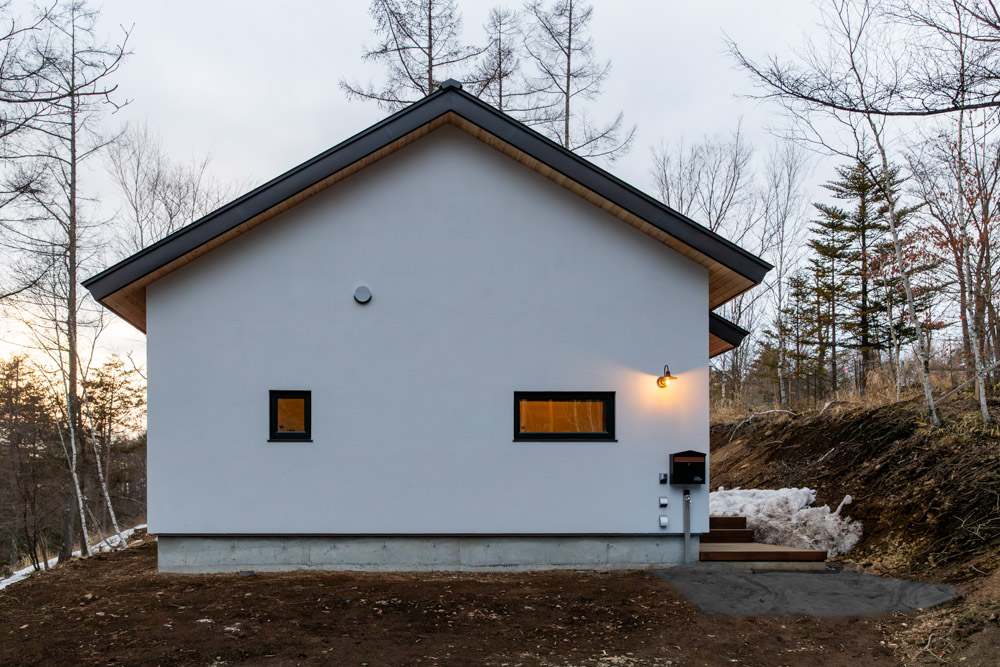 森を見てコーヒーを愉しむ暮らし。ロフトと小上がり和室のある薪ストーブライフの住まい