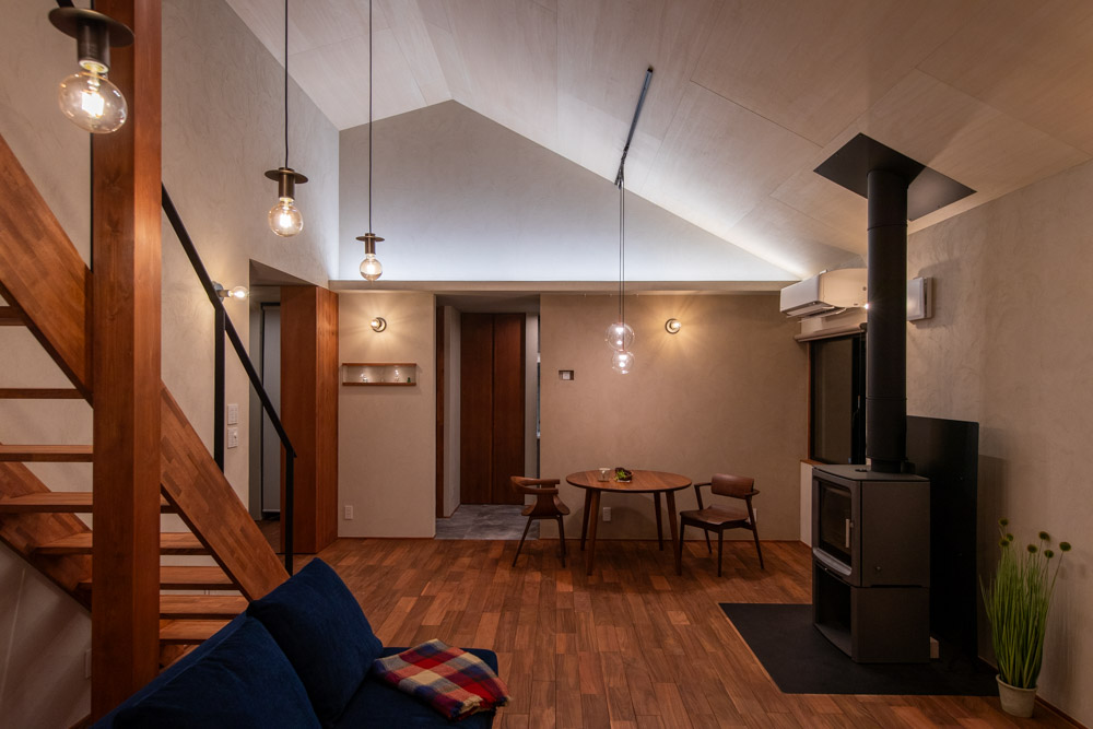 森を見てコーヒーを愉しむ暮らし。ロフトと小上がり和室のある薪ストーブライフの住まい