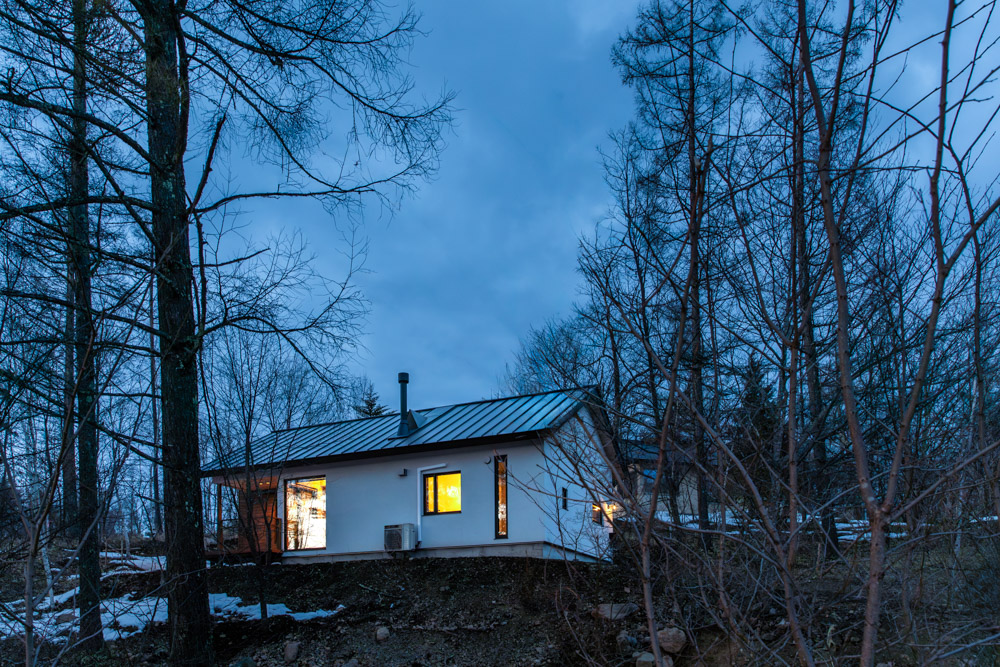 森を見てコーヒーを愉しむ暮らし。ロフトと小上がり和室のある薪ストーブライフの住まい