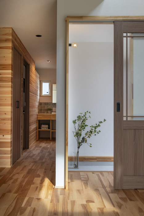 陽の当たるパッシブ設計で省エネ、木の香る収納計画と家事ラク動線の住まい