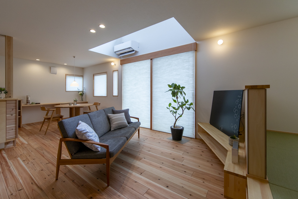 庭と暮らすシンプルデザイン、すっきり暮らす収納計画の住まい