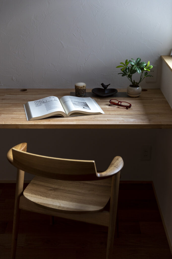 アルプスの山をゆったり眺める、薪ストーブで暖かく暮らす登山家の平屋