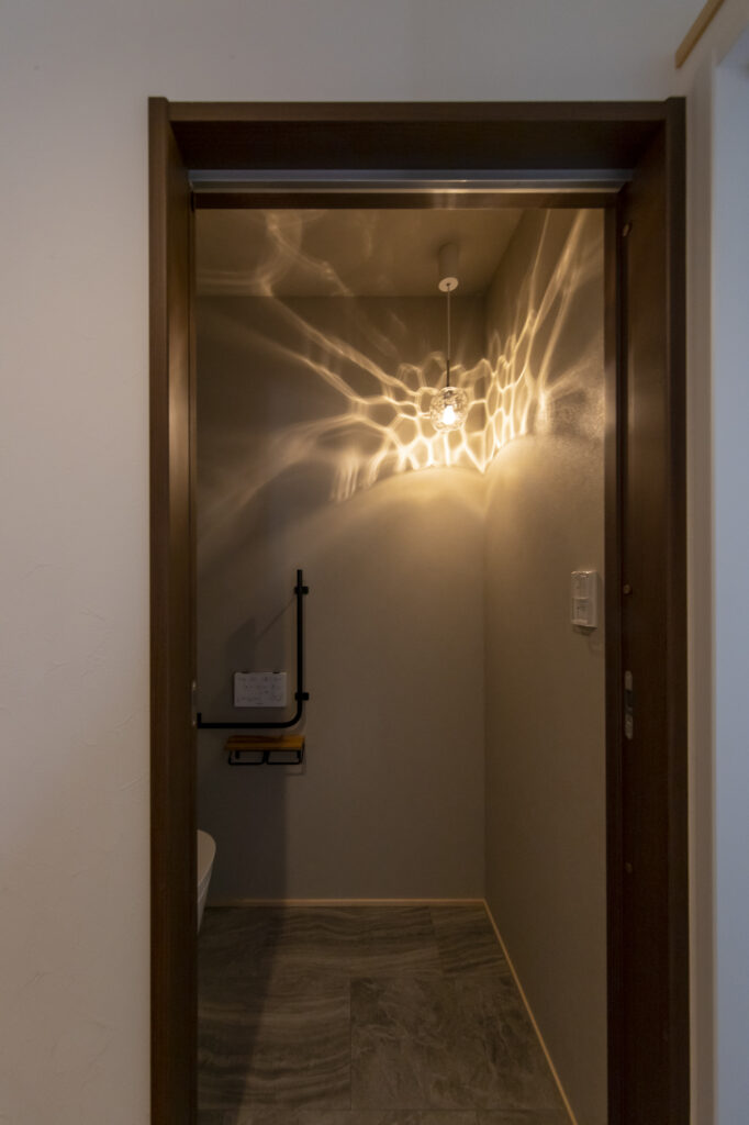 回遊動線と室内物干ですっきり暮らす、子供と室内犬と過ごしやすい家