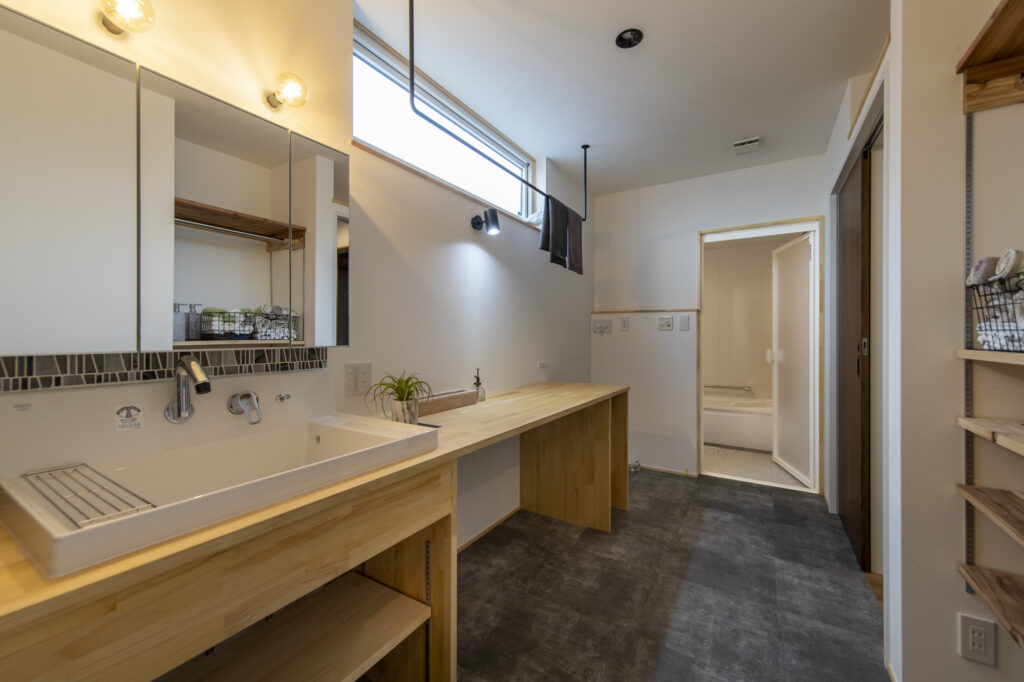 回遊動線と室内物干ですっきり暮らす、子供と室内犬と過ごしやすい家