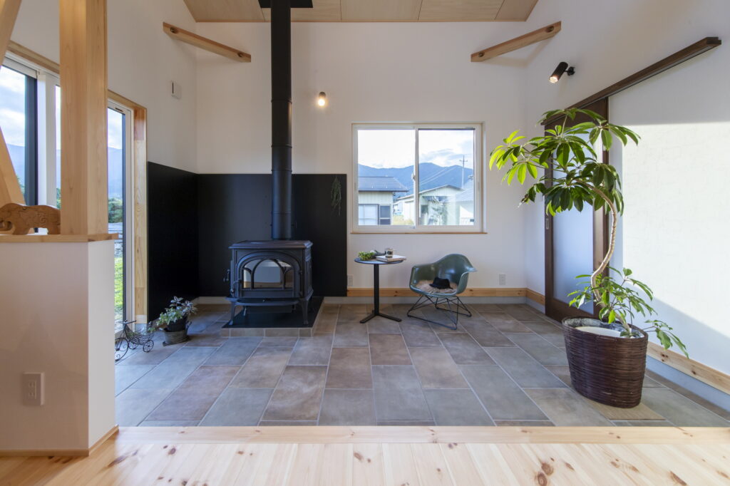 薪ストーブで暖かく暮らす、ドックランのある住まい