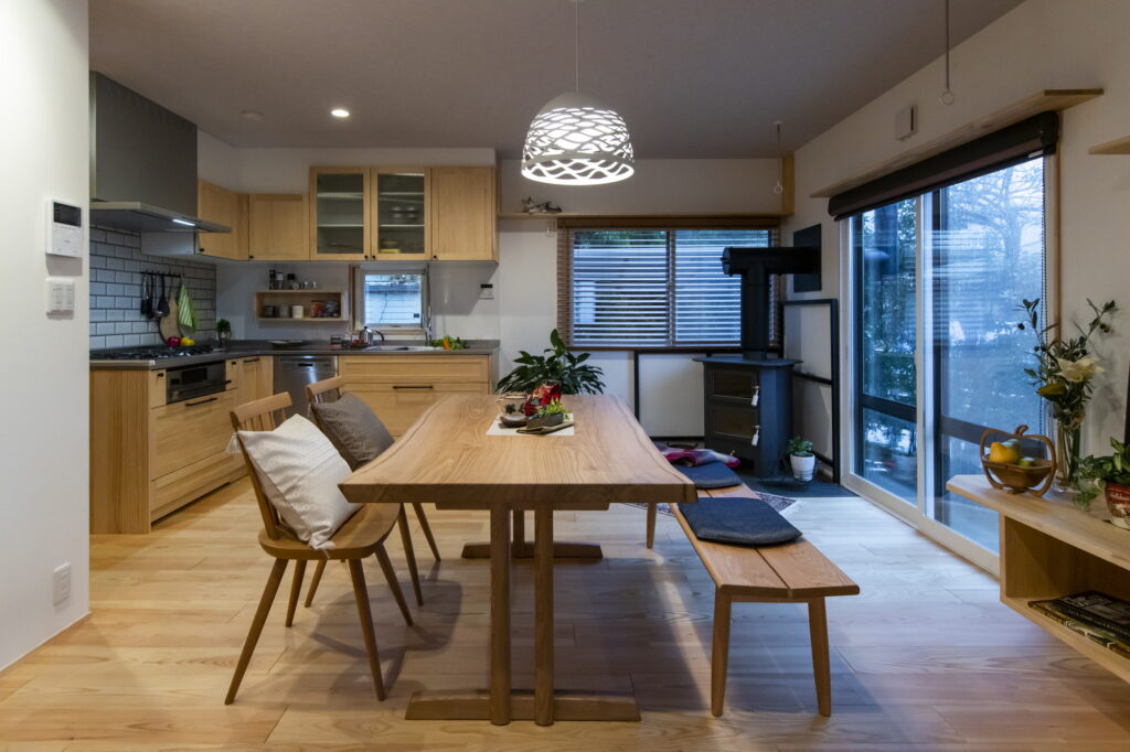 無垢材と薪ストーブで暮らす、ネコもくつろぐリノベーションハウス