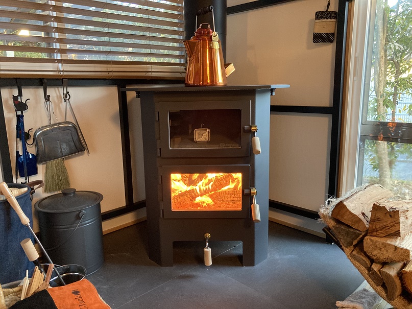 無垢材と薪ストーブで暮らす、ネコもくつろぐリノベーションハウス