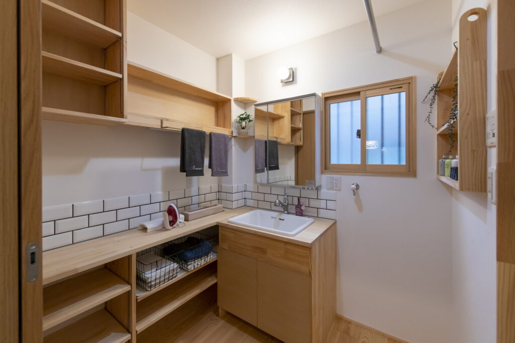 無垢材と薪ストーブで暮らす、ネコもくつろぐリノベーションハウス