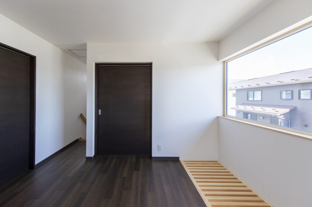 倉庫とプライベートリビングでのびのび休日を楽しむ住まい