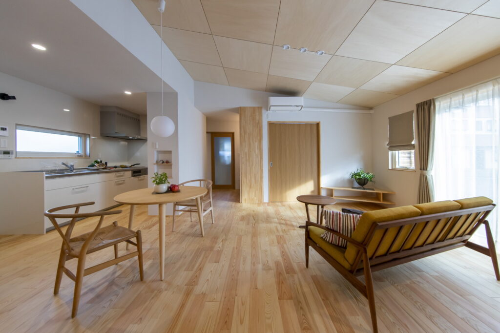 室内物干しと和室、将来を見据えた暮らしやすい平屋の住まい