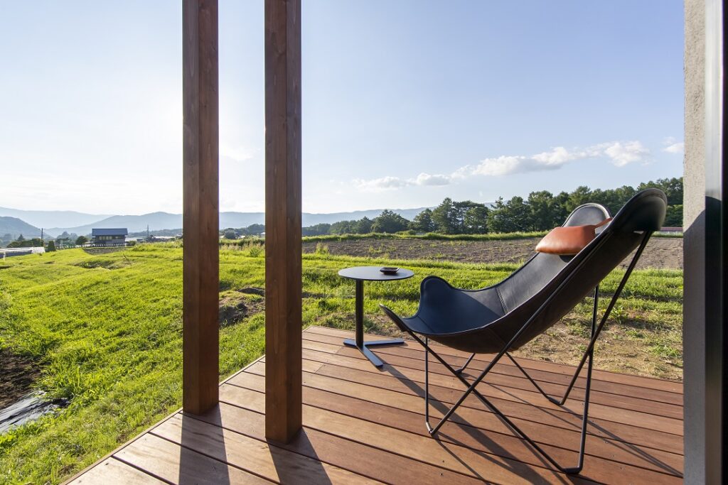 自然を眺めるLDK、ロフトのあるキャンプハウス