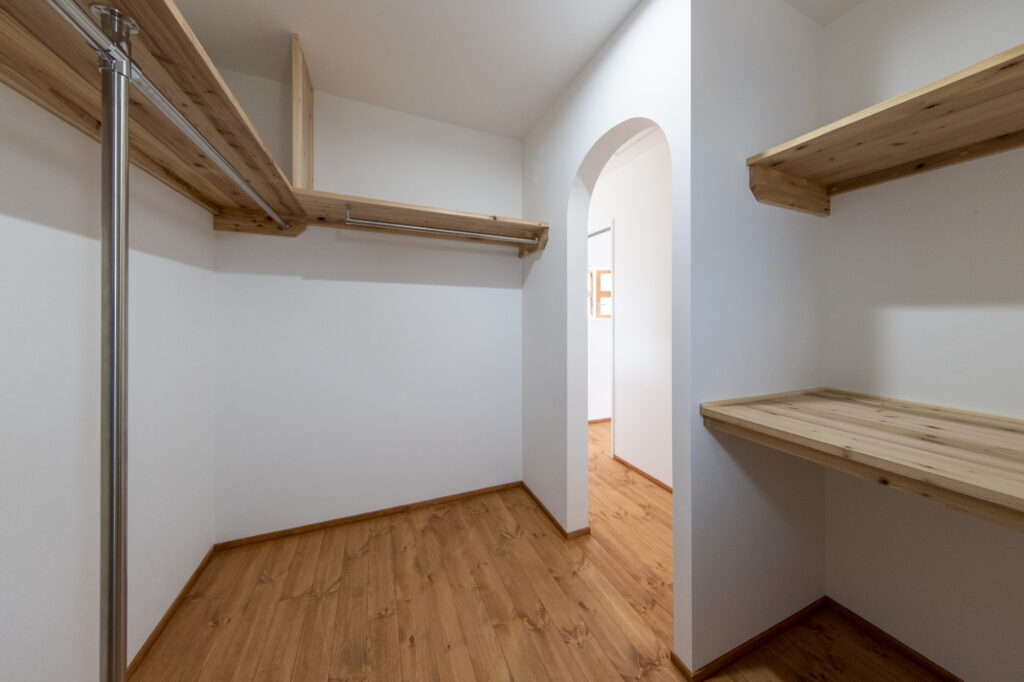 朝、タタミでストレッチできる室内物干しのある家事楽な家