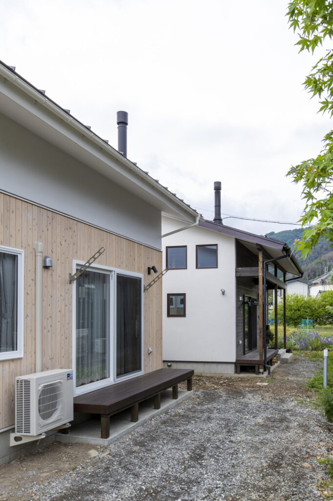 薪ストーブと漆喰塗り壁で暮らす自然派　隣棟型２世帯の住まい（２期工事）