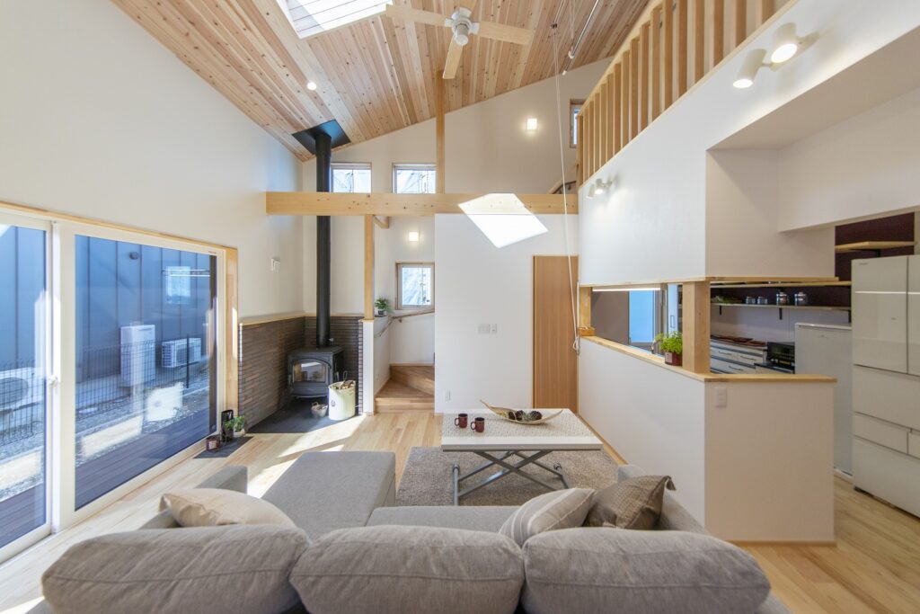 薪ストーブと暮らす、隣棟型２世帯の住まい