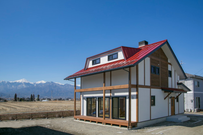 常念岳を望む木組みの住まい　薪ストーブとパッシブ設計