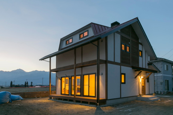 常念岳を望む木組みの住まい　薪ストーブとパッシブ設計