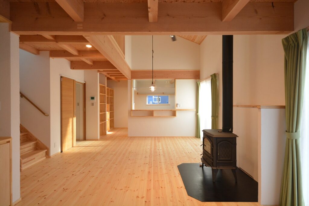 薪ストーブでキャンプライフを楽しむDIY塗り壁の住まい