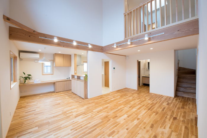 吹抜けを活かした広々LDKの住まい
