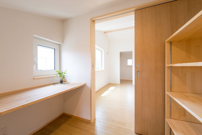 タタミでゴロゴロできる無垢材と塗り壁の暖かい住まい