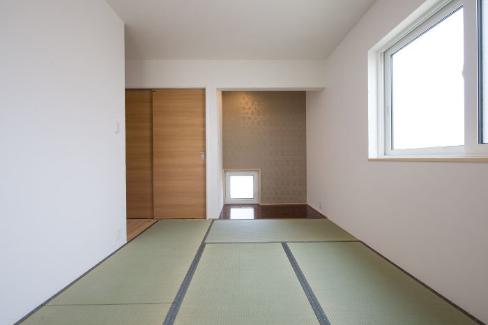 タタミでゴロゴロできる無垢材と塗り壁の暖かい住まい