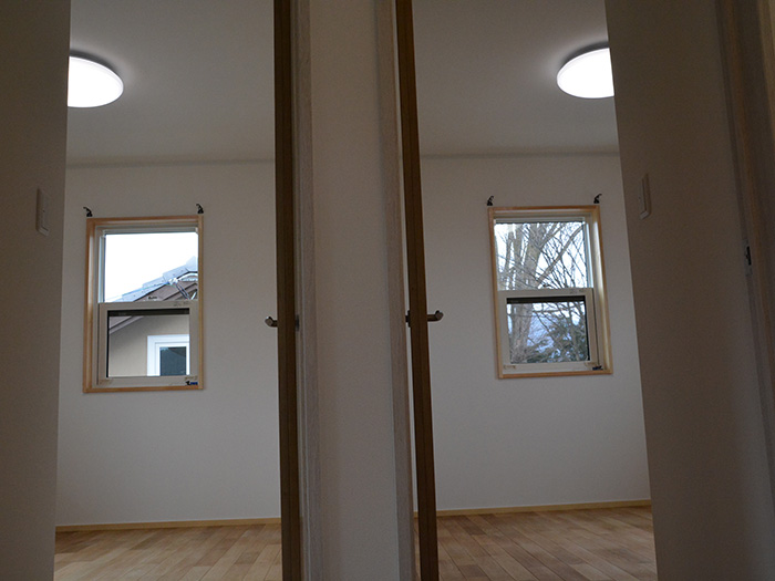 LDKにオリジナル家具を設計した住まい（敷地内建替　別棟編）