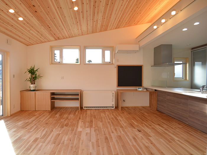 平屋でのびのびと暮らす　和室とリビングが広々つながる住まい