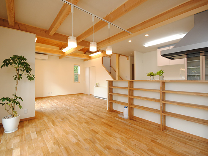 輻射熱暖房器具で暖かく住まう　高気密高断熱の住まい