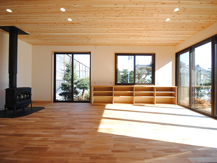 リフォームで薪ストーブライフに　暖かく暮らす無垢材の住まい