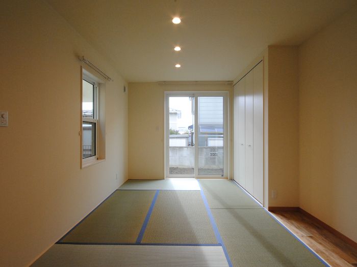 和室のリビングでゴロゴロする　敷地内建替の住まい