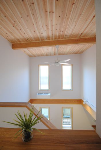 吹抜けと輻射暖房機で暖かく住まう　家族が集えるLDKの住まい