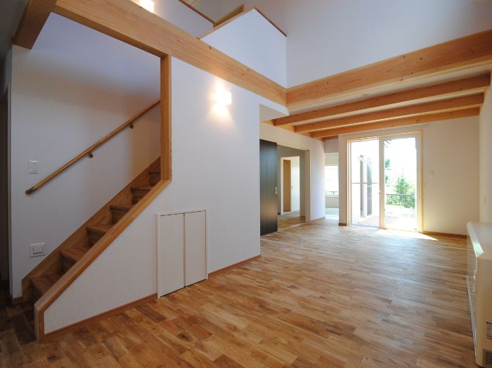 吹抜けと輻射暖房機で暖かく住まう　家族が集えるLDKの住まい