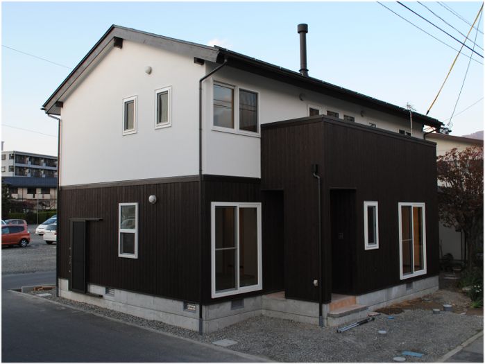 薪ストーブと板張りの和の佇まいを大切にした住まい