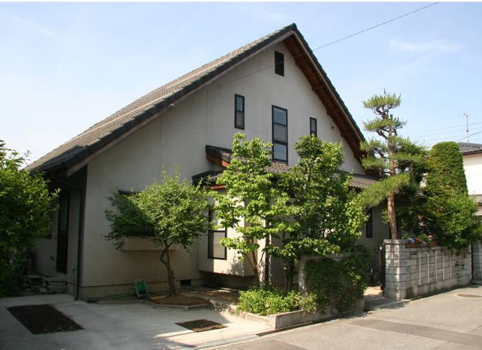 大屋根で住まう　大切な植栽を活かしながら建替えた住まい