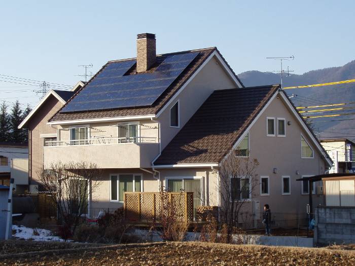 薪ストーブと太陽光発電を活かした住まい